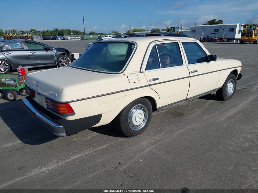 1982 Mercedes-benz 240 VIN WDBAB23A4CB328303 IAAI salvage auction — NORMAL WEAR, Clear (Florida), sold $450 on 2026-07-20 (photo 4)
