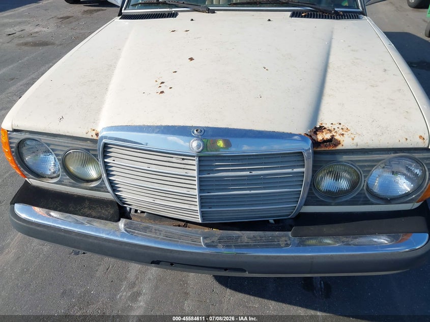 1982 Mercedes-benz 240 VIN WDBAB23A4CB328303 IAAI salvage auction — NORMAL WEAR, Clear (Florida), sold $450 on 2026-07-20 (photo 6)
