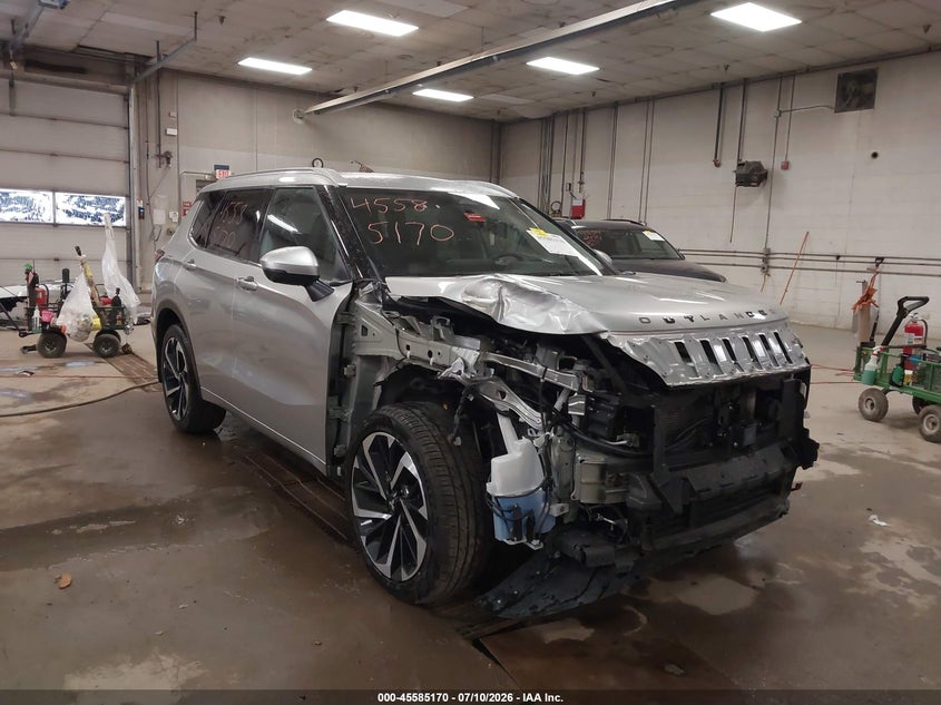 2022 Mitsubishi Outlander VIN JA4J4VA88NZ069669 IAAI salvage auction — FRONT END, Salvage (Maine), sold $8,100 on 2026-10-12 (photo 1)