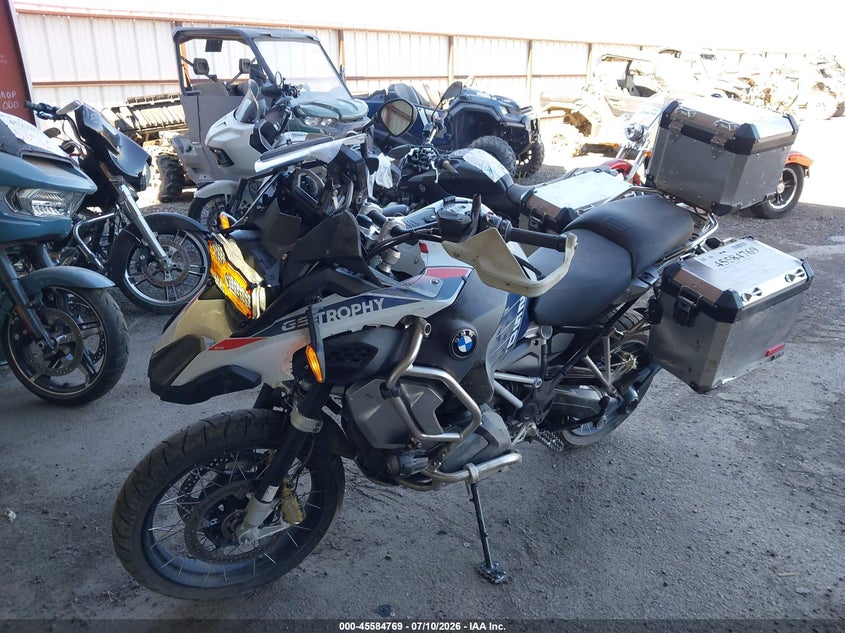 2024 BMW R 1250 VIN WB10M1302R6J81034 IAAI salvage auction — LEFT FRONT, Wait Title, sold $13,100 on 2026-09-09 (photo 2)