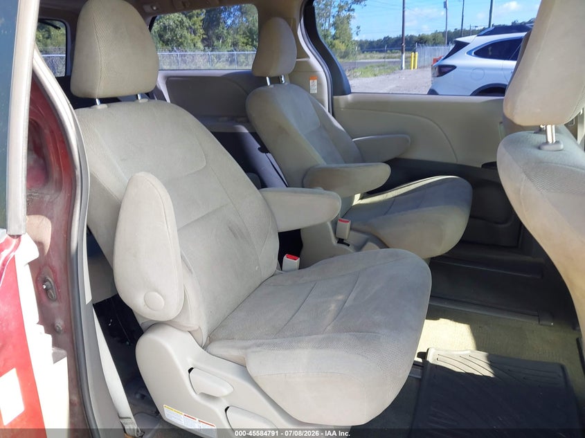 2017 Toyota Sienna VIN 5TDZZ3DC7HS798668 IAAI salvage auction — NORMAL WEAR, Clear (Florida), sold $2,700 on 2026-07-28 (photo 8)