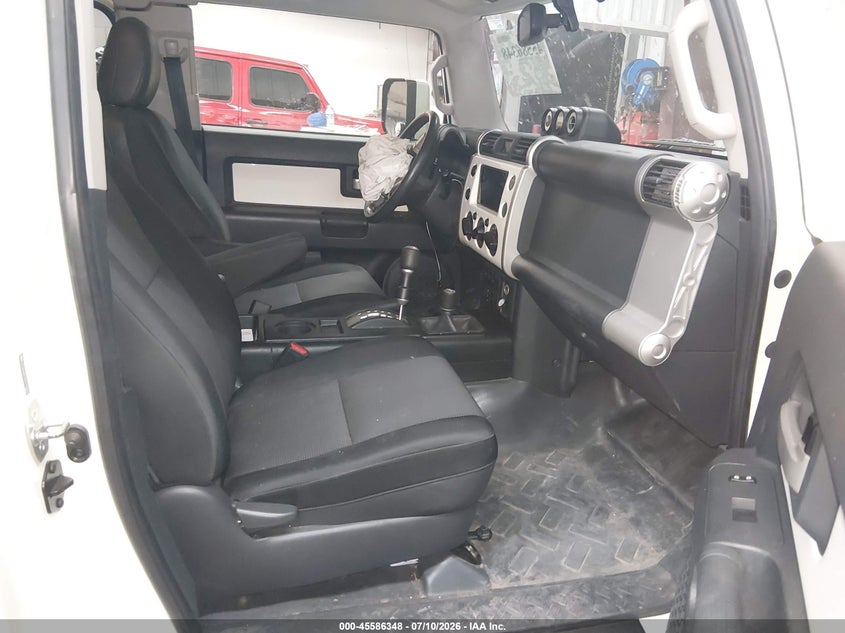 2014 Toyota Fj cruiser VIN JTEBU4BFXEK183372 IAAI salvage auction — FRONT END, Salvage Title, sold $10,100 on 2026-08-04 (photo 5)