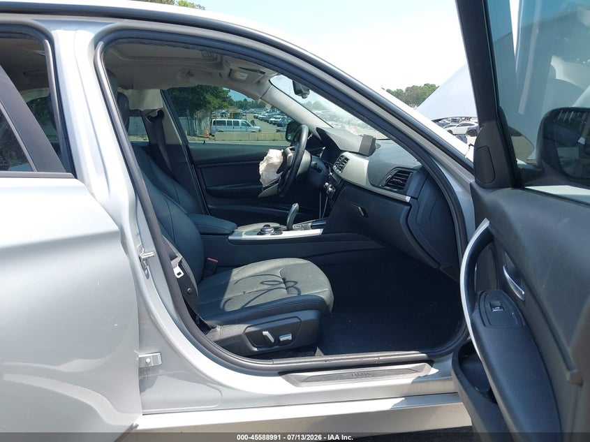 2017 BMW 3er VIN WBA8E5G55HNU41332 IAAI salvage auction — FRONT END, Wait Title, sold $550 on 2026-08-18 (photo 5)