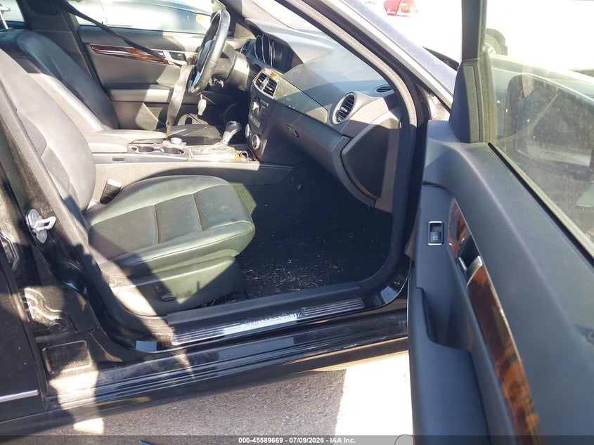 2012 Mercedes-benz C-klasse VIN WDDGF4HB7CR223930 IAAI salvage auction — NORMAL WEAR, Original (Texas), sold $125 on 2026-07-28 (photo 5)