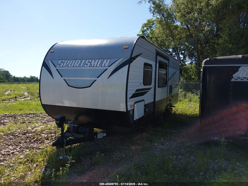 2021 Kz Sportsmen VIN 4EZTU232XM5061017 IAAI salvage auction — HAIL, Clear Claim Paid (Wisconsin), sold $2,250 on 2026-07-28 (photo 2)