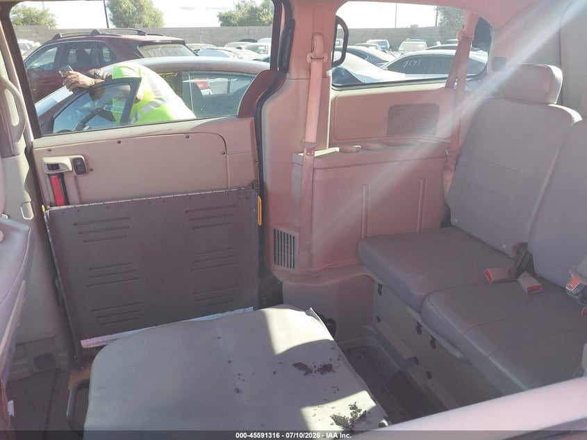 2017 Dodge Caravan VIN 2C4RDGBG7HR784211 IAAI salvage auction — SIDE, Salvage Title, sold $1,900 on 2026-08-14 (photo 8)