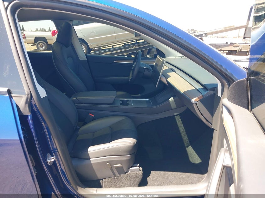 2025 Tesla Model y VIN 7SAYGDEF8SF232095 IAAI salvage auction — REAR END, Salvage Title, sold $15,950 on 2026-08-01 (photo 5)