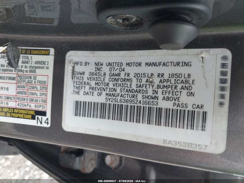 2005 Pontiac Vibe VIN 5Y2SL63895Z416653 IAAI salvage auction — NORMAL WEAR, Clear (New York), sold $500 on 2026-07-28 (photo 9)