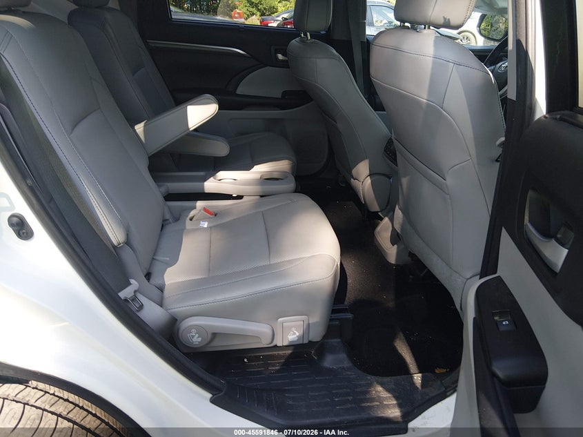 2018 Toyota Highlander VIN 5TDYZRFH8JS275351 IAAI salvage auction — RIGHT FRONT, Salvage (Virginia), sold $9,100 on 2026-07-31 (photo 8)