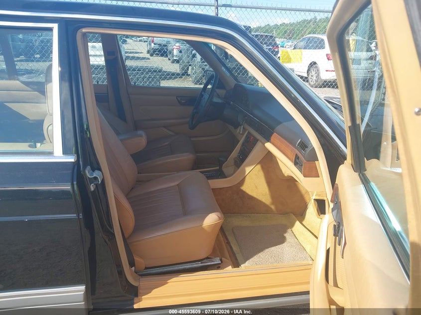 1986 Mercedes-benz 420 VIN WDBCA35D2GA269515 IAAI salvage auction — NORMAL WEAR, Clear (Massachusetts), sold $2,350 on 2026-07-17 (photo 5)