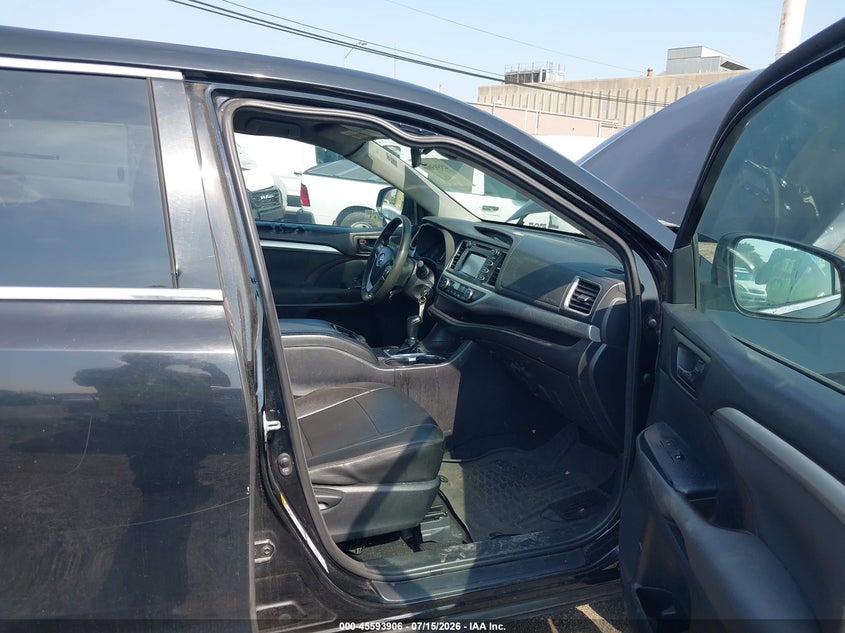 2017 Toyota Highlander VIN 5TDBZRFH1HS412050 IAAI salvage auction — RIGHT SIDE, Clear (New York), sold $5,525 on 2026-08-01 (photo 5)