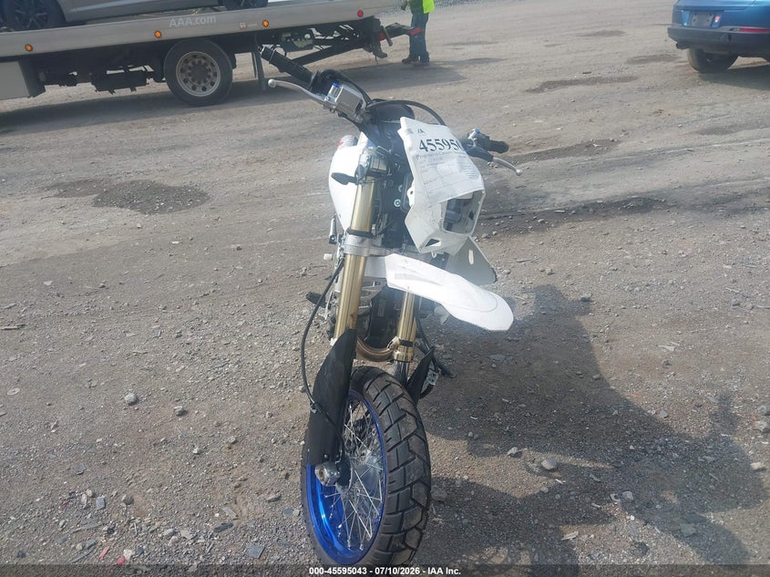 2019 Suzuki Dr-z VIN JS1SK44AXK2100301 IAAI salvage auction — RIGHT FRONT, Salvage (Pennsylvania), sold $1,200 on 2026-07-29 (photo 5)