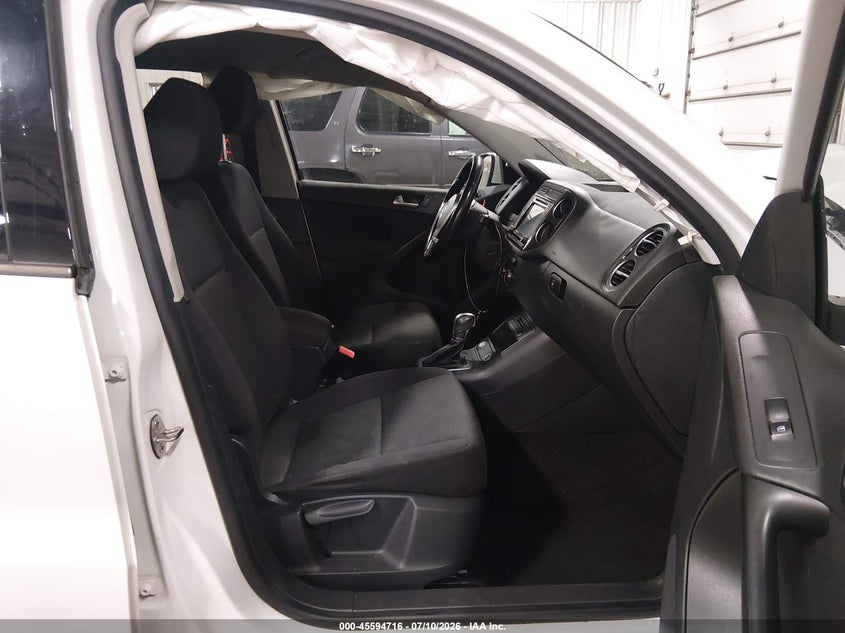 2017 Volkswagen Tiguan VIN WVGAV7AX5HK050091 IAAI salvage auction — FRONT END, Wait Title, sold $550 on 2026-08-11 (photo 5)