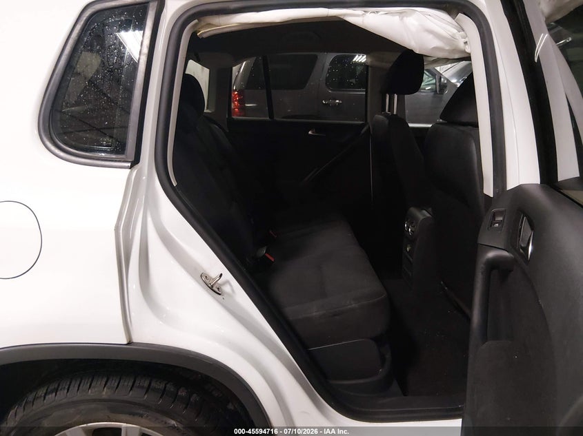 2017 Volkswagen Tiguan VIN WVGAV7AX5HK050091 IAAI salvage auction — FRONT END, Wait Title, sold $550 on 2026-08-11 (photo 8)