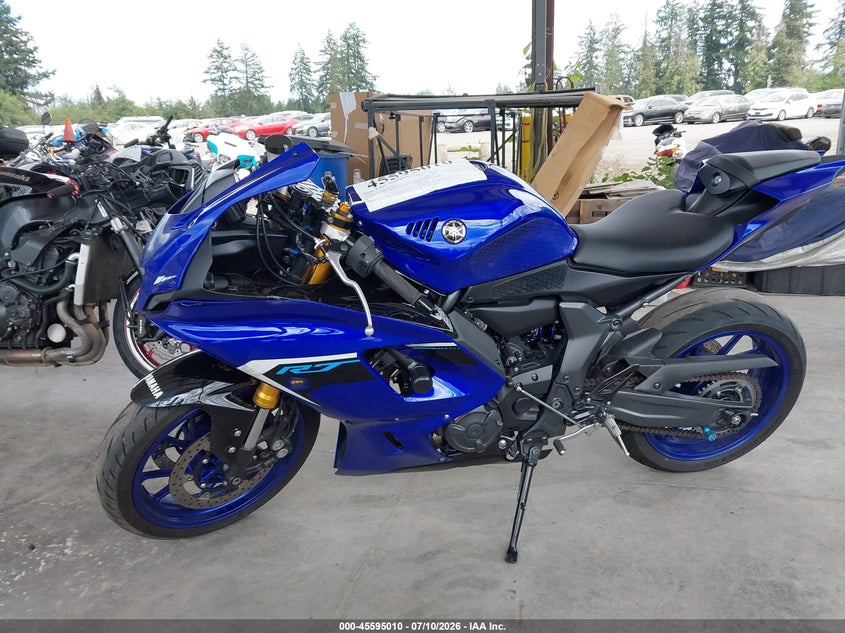 2025 Yamaha Yzf VIN JYARM38E0SA019542 IAAI salvage auction — RIGHT SIDE, Salvage Title, sold $3,000 on 2026-08-19 (photo 2)