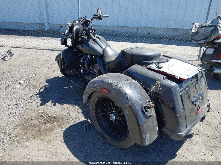 2025 Harley-davidson Tri glide ultra VIN 1HD1MAF17SB855248 IAAI salvage auction — FRONT & REAR, Wait Title, sold $9,750 on 2026-09-16 (photo 3)