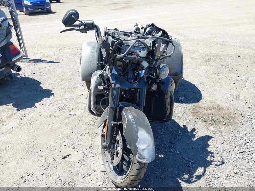 2025 Harley-davidson Tri glide ultra VIN 1HD1MAF17SB855248 IAAI salvage auction — FRONT & REAR, Wait Title, sold $9,750 on 2026-09-16 (photo 5)