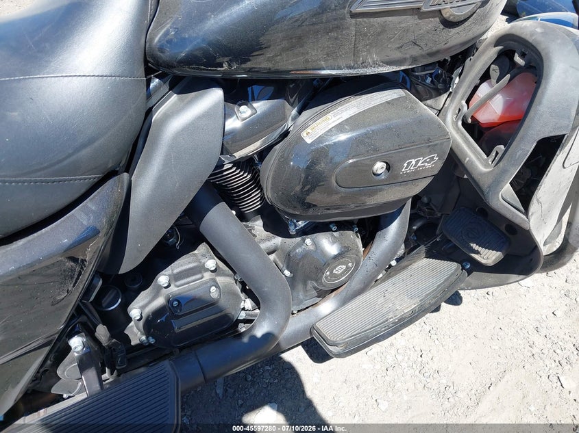 2025 Harley-davidson Tri glide ultra VIN 1HD1MAF17SB855248 IAAI salvage auction — FRONT & REAR, Wait Title, sold $9,750 on 2026-09-16 (photo 8)
