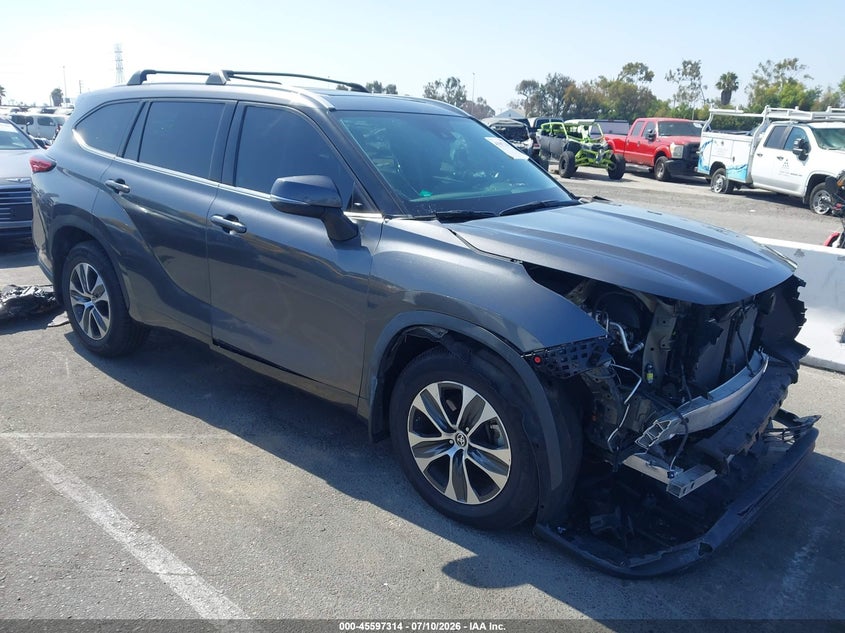 2022 Toyota Highlander VIN 5TDHZRAH5NS136484 IAAI salvage auction — FRONT END, Salvage (California), sold $13,200 on 2026-08-01 (photo 1)