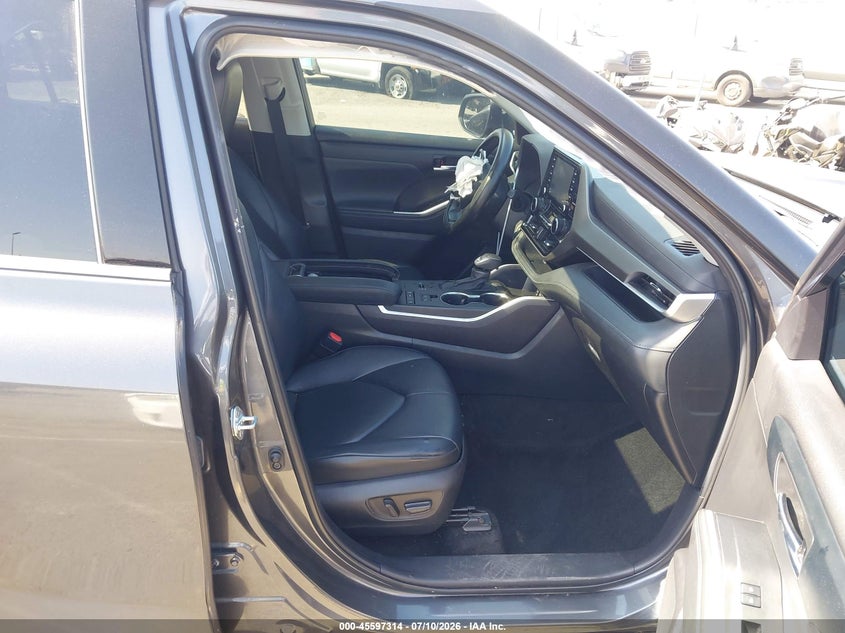 2022 Toyota Highlander VIN 5TDHZRAH5NS136484 IAAI salvage auction — FRONT END, Salvage (California), sold $13,200 on 2026-08-01 (photo 5)