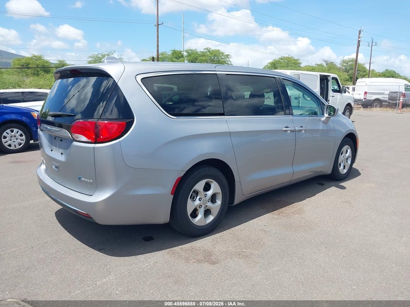 2017 Chrysler Pacifica VIN 2C4RC1H73HR837316 IAAI salvage auction — NORMAL WEAR, Sf97 (Hawaii), sold $8,000 on 2026-07-28 (photo 4)