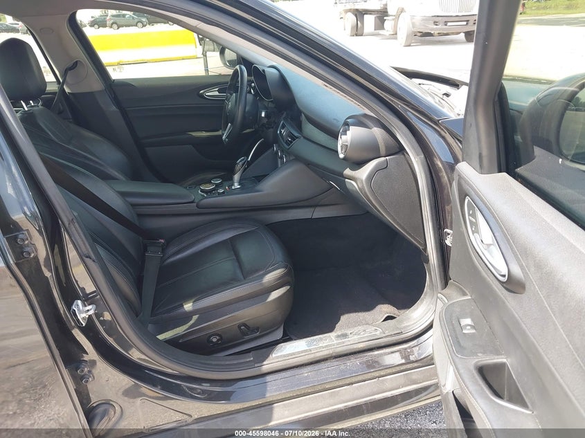 2018 Alfa romeo Giulia VIN ZARFAEBN1J7566504 IAAI salvage auction — NORMAL WEAR, Clear (Florida), sold $525 on 2026-08-13 (photo 5)