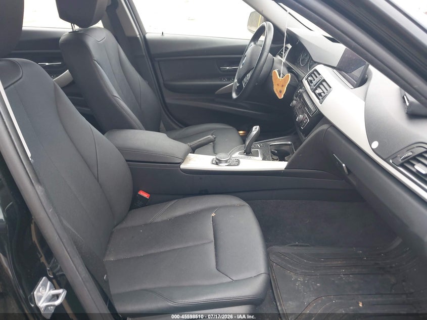2018 BMW 3er VIN WBA8A3C56JA494754 IAAI salvage auction — RIGHT FRONT, Wait Title, sold $5,200 on 2026-08-18 (photo 5)