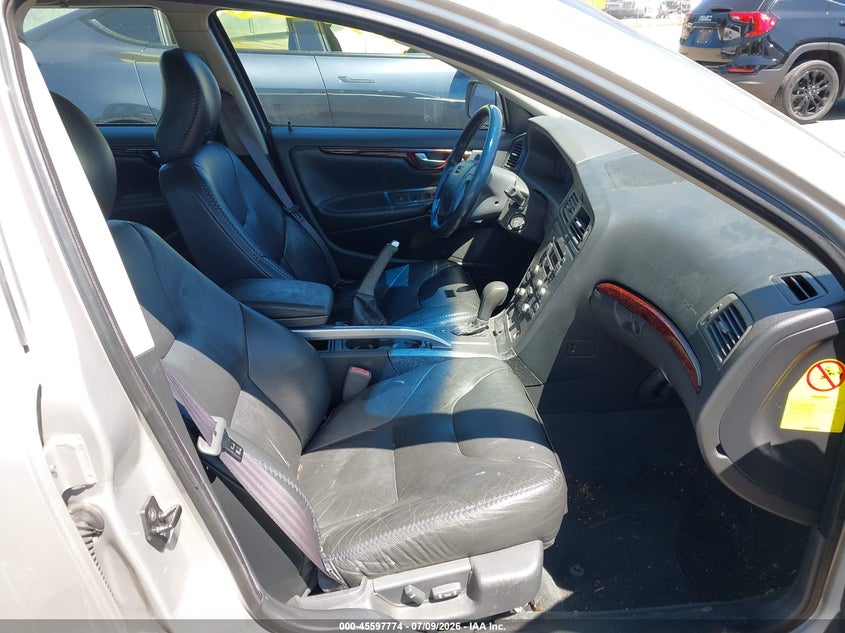 2002 Volvo V70 VIN YV1SZ58D521068854 IAAI salvage auction — NORMAL WEAR, Clear (Washington), sold $375 on 2026-07-29 (photo 5)