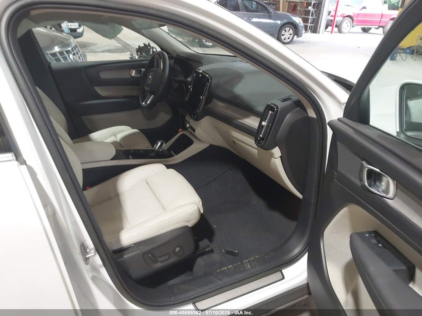 2023 Volvo Xc40 VIN YV4L12UN9P2932222 IAAI salvage auction — REAR END, Salvage Title, sold $8,100 on 2026-08-01 (photo 5)