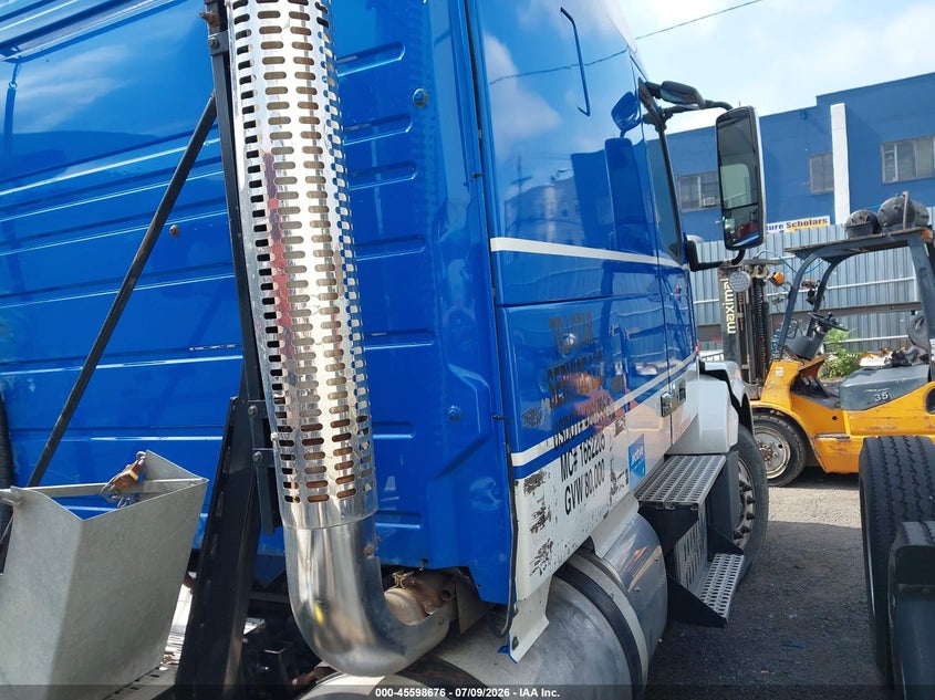 2012 Volvo VIN 4V4NC9EJ1CN542464 IAAI salvage auction — RIGHT SIDE, Wait Title, sold $6,000 on 2026-08-28 (photo 4)