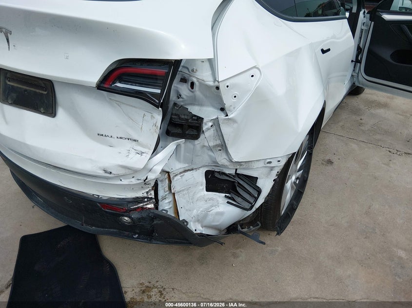 2023 Tesla Model y VIN 7SAYGAEE7PF682561 IAAI salvage auction — REAR END, Salvage Title, sold $13,100 on 2026-10-01 (photo 6)