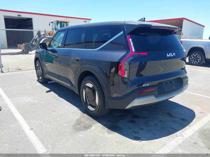 2026 Kia Ev9 VIN 5XYAB5S13TG014362 IAAI salvage auction — RIGHT FRONT, Wait Title, sold $20,100 on 2026-08-11 (photo 3)