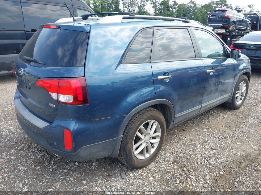 2014 Kia Sorento VIN 5XYKT4A70EG462885 IAAI salvage auction — NORMAL WEAR, Clear (Connecticut), sold $825 on 2026-07-16 (photo 4)