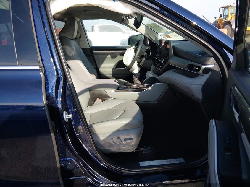 2026 Toyota Highlander VIN 5TDXBRCH4TS706520 IAAI salvage auction — LEFT FRONT, Salvage (Missouri), sold $20,850 on 2026-08-18 (photo 5)