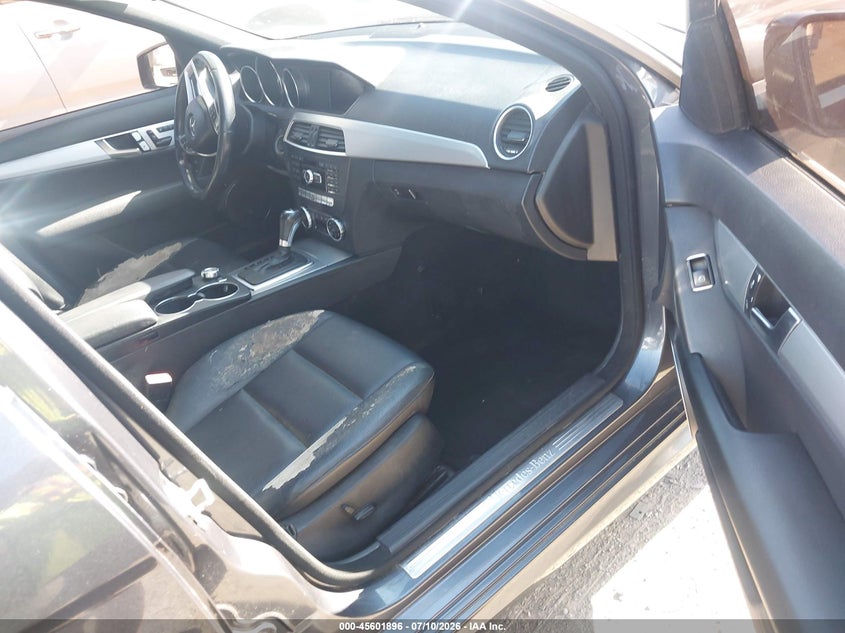 2013 Mercedes-benz C-klasse VIN WDDGF4HB0DR273781 IAAI salvage auction — NORMAL WEAR, Wait Title, sold $350 on 2026-08-12 (photo 5)