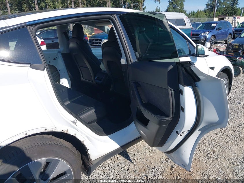2022 Tesla Model y VIN 7SAYGDEE5NF428622 IAAI salvage auction — LEFT SIDE, Salvage Title, sold $9,500 on 2026-08-03 (photo 8)