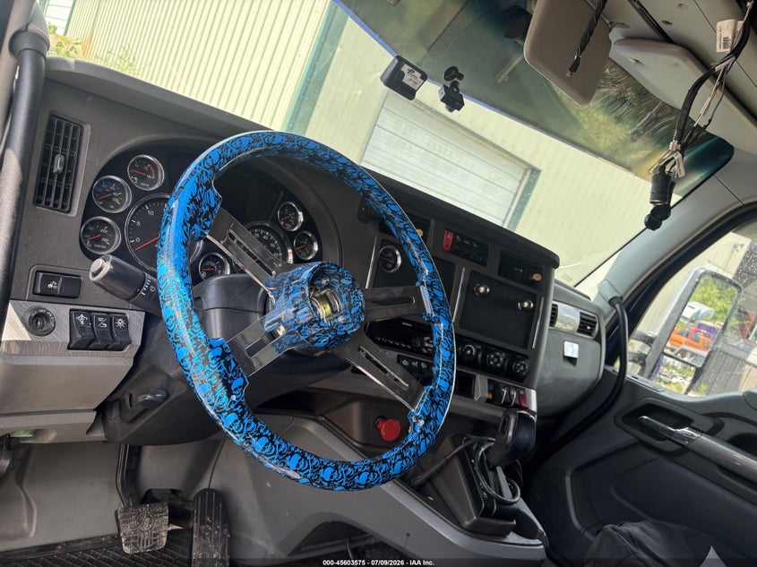 2018 Kenworth T680 VIN 1XKYD49X6JJ175447 IAAI salvage auction — SIDE, Clear (Illinois), sold $17,000 on 2026-07-15 (photo 5)
