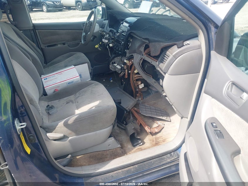 2007 Toyota Sienna VIN 5TDZK23C17S084498 IAAI salvage auction — NORMAL WEAR, Clear (Illinois), sold $550 on 2026-07-29 (photo 5)
