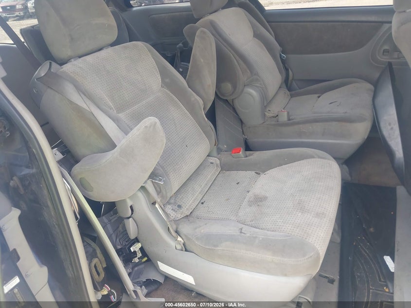 2007 Toyota Sienna VIN 5TDZK23C17S084498 IAAI salvage auction — NORMAL WEAR, Clear (Illinois), sold $550 on 2026-07-29 (photo 8)