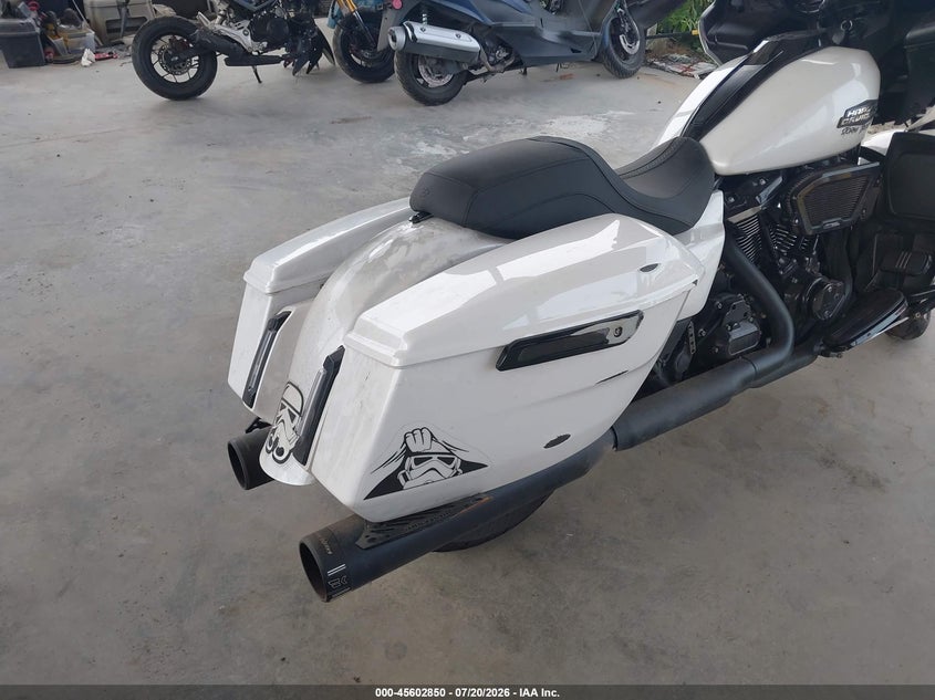 2024 Harley-davidson Road glide VIN 1HD1KH71XRB645878 IAAI salvage auction — LEFT & RIGHT, Wait Title, sold $11,050 on 2026-09-09 (photo 4)