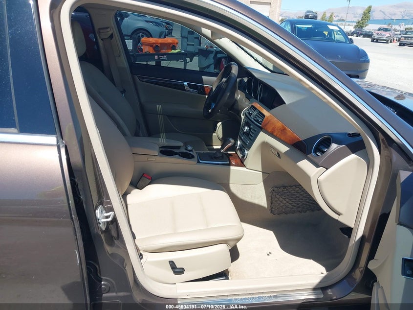 2014 Mercedes-benz C-klasse VIN WDDGF4HB8EG241075 IAAI salvage auction — LEFT FRONT, Salvage Title, sold $1,300 on 2026-08-10 (photo 5)