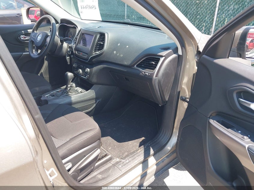 2019 Jeep Cherokee VIN 1C4PJMCB9KD449477 IAAI salvage auction — NORMAL WEAR, Sf97 (New York), sold $9,000 on 2026-07-31 (photo 5)