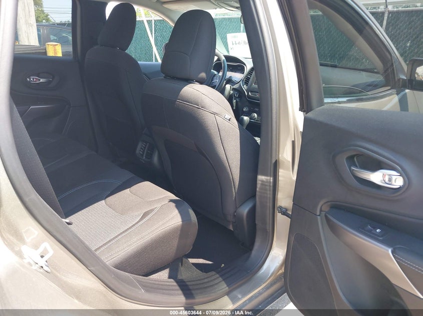 2019 Jeep Cherokee VIN 1C4PJMCB9KD449477 IAAI salvage auction — NORMAL WEAR, Sf97 (New York), sold $9,000 on 2026-07-31 (photo 8)