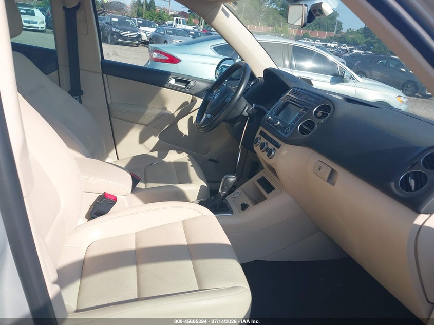2015 Volkswagen Tiguan VIN WVGAV7AX2FW537917 IAAI salvage auction — NORMAL WEAR, Clear (Pennsylvania), sold $400 on 2026-07-24 (photo 5)