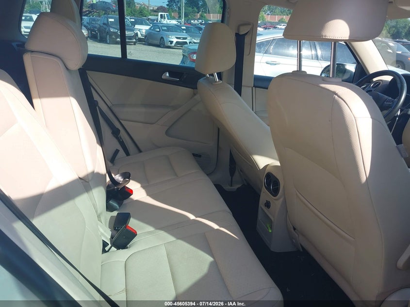 2015 Volkswagen Tiguan VIN WVGAV7AX2FW537917 IAAI salvage auction — NORMAL WEAR, Clear (Pennsylvania), sold $400 on 2026-07-24 (photo 8)