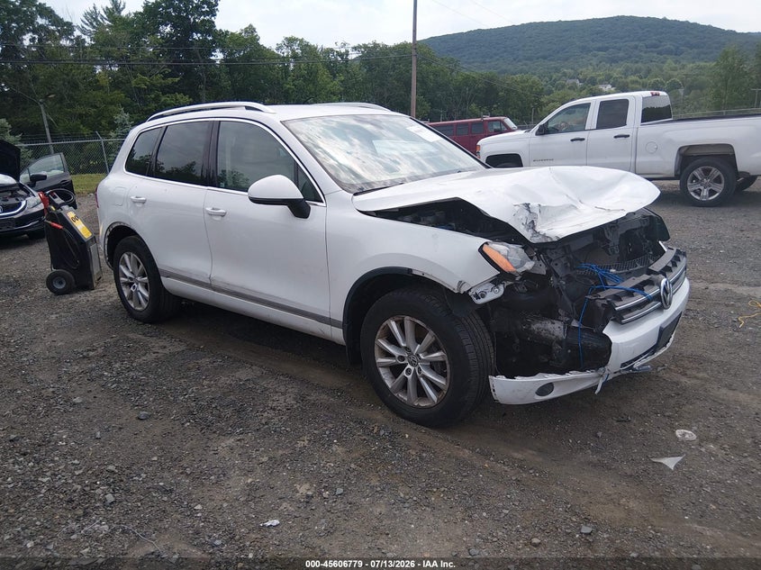 2013 Volkswagen Touareg VIN WVGEF9BPXDD004828 IAAI salvage auction — FRONT END, Clear (New Jersey), sold $400 on 2026-07-30 (photo 1)
