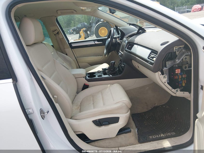 2013 Volkswagen Touareg VIN WVGEF9BPXDD004828 IAAI salvage auction — FRONT END, Clear (New Jersey), sold $400 on 2026-07-30 (photo 5)