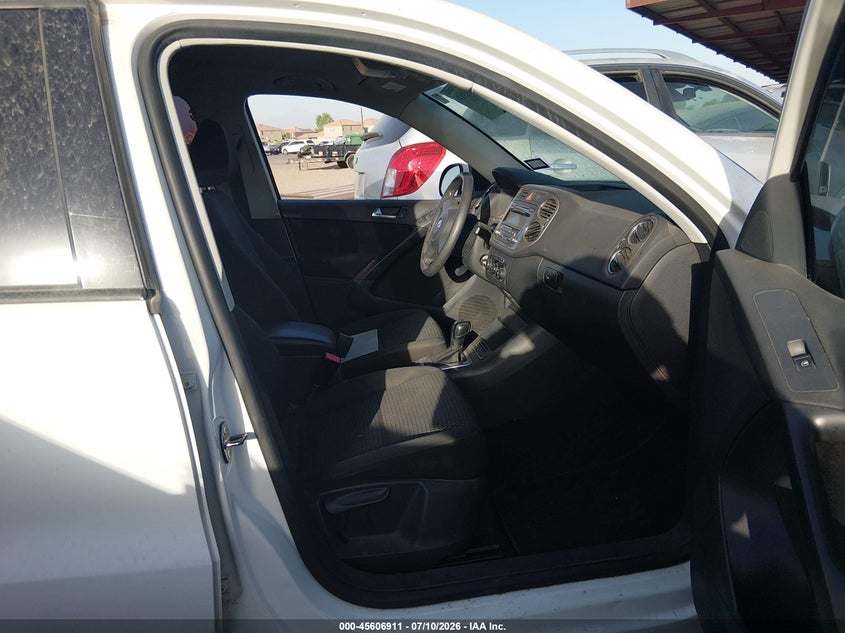2011 Volkswagen Tiguan VIN WVGAV7AX0BW534427 IAAI salvage auction — NORMAL WEAR, Clear-Dealer Only (Arizona), sold $175 on 2026-07-28 (photo 5)