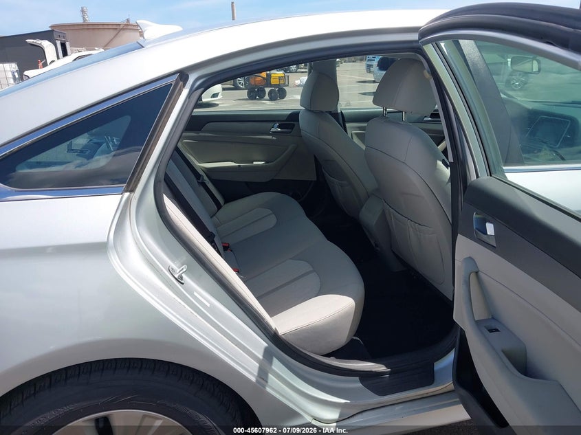 2018 Hyundai Sonata hybrid VIN KMHE24L3XJA085806 IAAI salvage auction — NORMAL WEAR, Sf97 (Hawaii), sold $1,300 on 2026-07-28 (photo 8)