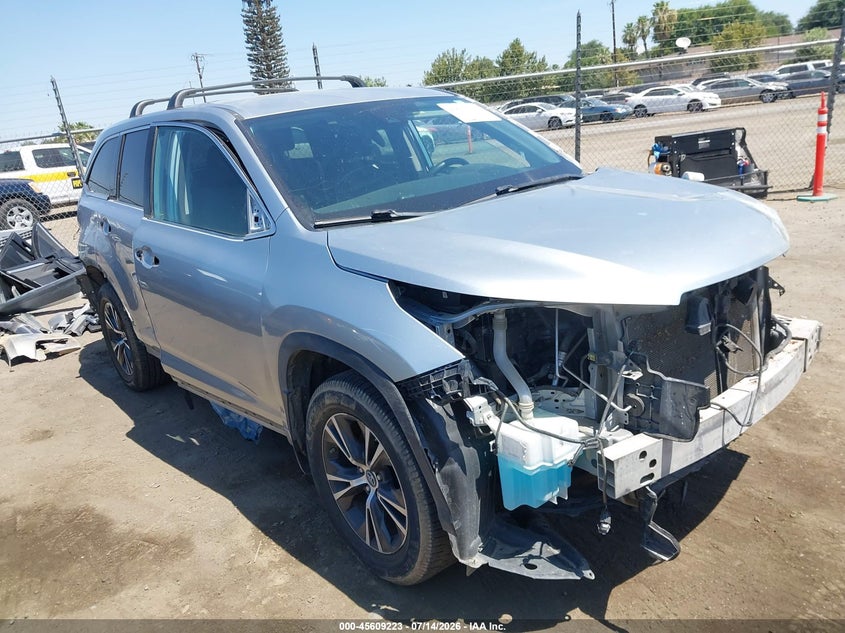 2018 Toyota Highlander VIN 5TDZARFH6JS038272 IAAI salvage auction — FRONT & REAR, Salvage (California), sold $100 on 2026-07-28 (photo 1)